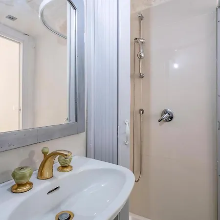 Pet Friendly In With Kitchen *